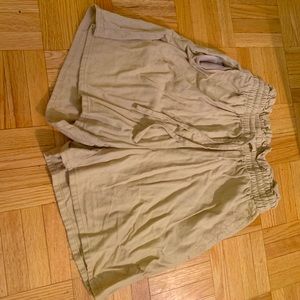 ´beige shorts